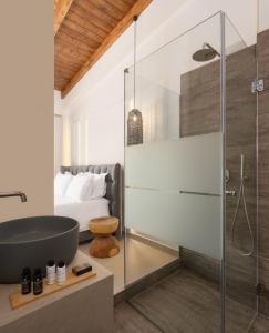 La salle de bains est pourvue d'une baignoire et d'un lit. dans l'établissement 19.40 Luxury Guesthouse, à Kalpákion
