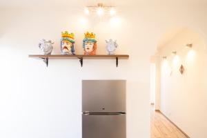 una cucina con frigorifero e mensola di Duca d'Aosta Terrace, Skypool & Sauna ad Acquedolci