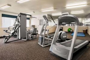 un gimnasio con dos máquinas de correr y una cinta de correr en Travelodge by Wyndham Yuma, en Yuma
