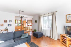 a living room with a couch and a tv at Landhaus mit Garten in Szczecin