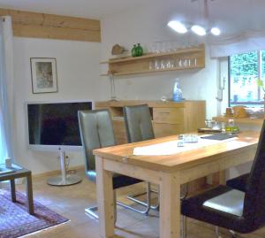 sala de estar con mesa de madera y sillas en Haus am Sandsteinbruch, en Zaberfeld