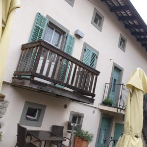 - un bâtiment avec un balcon et une table dans l'établissement Šmartno Apartmaji Goran, à Kojsko