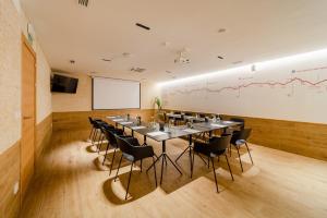 a conference room with a long table and chairs at HOTEL RESTAURANTE CASA LUISA in Estella