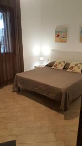 una camera da letto con un grande letto con due cuscini di Casavacanza Sasinae Bilocale a Porto Cesareo