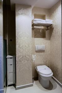 a small bathroom with a toilet and a sink at Hotel Boutique Sabbia Valencia in Valencia