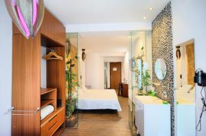 a bedroom with a bed and a bathroom with a tub at Hotel Boutique Sabbia Valencia in Valencia