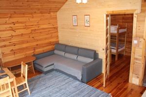 a small room with a couch in a cabin at Pod Sokołem in Ryn