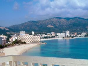 a view of a beach with buildings and mountains at Bellevue Vistanova in Magaluf