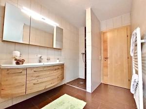 un bagno con lavandino e specchio di Apart Waldblick a Oetz