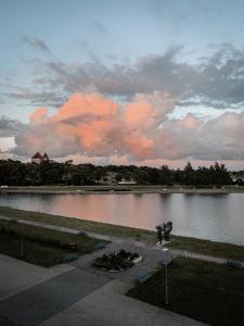 una vista de un gran cuerpo de agua con un cielo nublado en Ö Seaside Suites & SPA, en Kuressaare