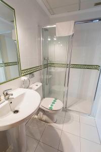 Koupelna v ubytování Hostal Marissal by Dorobe + 37 fotografií