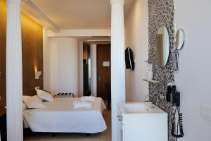 a hotel room with a bed and a sink at Hotel Boutique Sabbia Valencia in Valencia