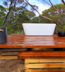 un tavolo in legno con un computer portatile sopra di Strandmarken a Island Beach