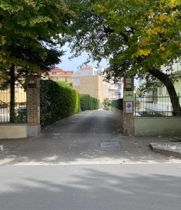 una calle vacía con una puerta y árboles a un lado en Green House, en Lanciano
