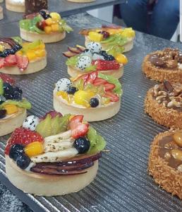 un montón de pasteles con fruta en una mesa en Hotel Elitza, en Pamporovo