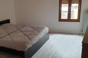 Кровать или кровати в номере Maison de ville Angoulêmoise