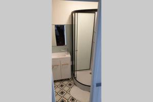 ein Badezimmer mit Spiegel und Waschbecken in der Unterkunft Maison de ville Angoulêmoise in Angoulême