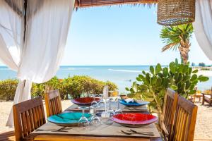 Antsanitia Resort في ماهاجانجا: طاولة مع أطباق من الطعام على رأس الشاطئ