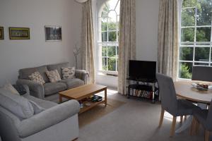 uma sala de estar com um sofá e uma mesa em Luxury City Centre Apartment, Exeter. em Exeter