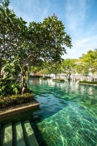 สระว่ายน้ำที่อยู่ใกล้ ๆ หรือใน Family Marina Suite with BathTub at Strait Quay by the Sea