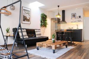 salon z kanapą i stolikiem kawowym w obiekcie Celta Home w mieście Vigo