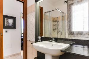 a bathroom with a sink and a shower at Delizioso appartamento ad Alghero in Alghero +13 photos