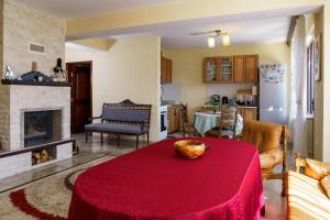 ein Wohnzimmer mit einem Tisch und einem Kamin in der Unterkunft Guest House Tommy Bansko - Bachevo in Bachevo