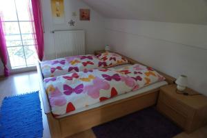 מיטה או מיטות בחדר ב-Ferienhaus Englburg in absolut ruhiger Lage