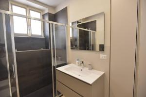 a bathroom with a sink and a shower at CASA DOM-PEDRO in Rivarolo Canavese +10 photos