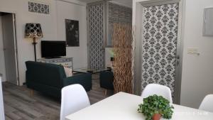 a living room with a green couch and a tv at Apartamento La Luna in Lumpiaque