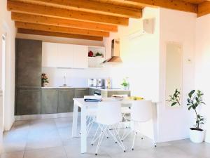 A kitchen or kitchenette at Stepandgo Milano Navigli