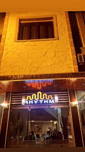 um restaurante com um letreiro de néon na lateral de um edifício em RHYTHM HOTEL em Istambul