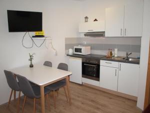 kuchnia ze stołem, krzesłami i kuchenką mikrofalową w obiekcie Apartment MONTE w Rovinj +17 zdjęć