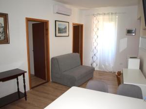 salon z krzesłem i biurkiem w obiekcie Apartment MONTE w Rovinj