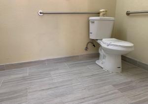 een badkamer met een wit toilet in een kamer bij Americas Best Value Inn and Suites -Yucca Valley in Yucca Valley