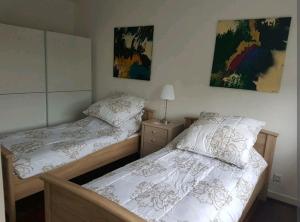 En eller flere senge i et værelse på Nette,kleine Wohnung in gute Lage
