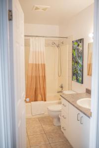 Bilik mandi di Motel Et Condo Chez Charley +89 gambar