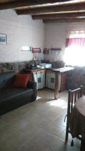 een woonkamer met een bank en een tafel bij Casa Tai - La Crucecita in Godoy Cruz