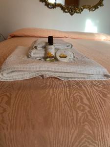 シラクーサにあるAzzurro Mareのベッドの上にタオルと石鹸1本