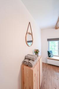 a room with a mirror and towels on a wooden table at FarmHouse Eckartsberg im Zittauer Gebirge - Ferienwohnung mit 2 Schlafzimmern, Terrasse und WALLBOX in Mittelherwigsdorf