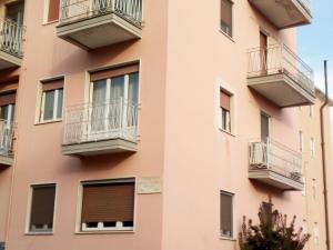 een gevel van een gebouw met balkons bij Bandello Apartment - A due passi dal centro in Pavia