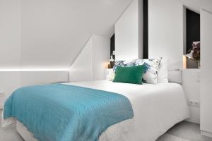 מיטה או מיטות בחדר ב-Jasmine Loft
