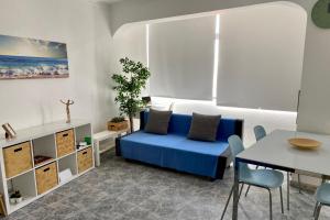 ポルティマンにあるCasa Algarveのリビングルーム(青いソファ、テーブル付)