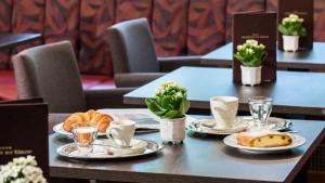巴特哈爾的住宿－祖爾克勞斯花園酒店，餐桌上放有食物盘子的桌子