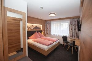 Een bed of bedden in een kamer bij Haus Küchelspitz