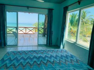 1 dormitorio con cama y vistas al océano en Jose´s Ha Uay House, en Progreso