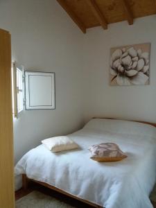 um quarto com uma cama com duas almofadas em Pinheiro da Chave em Melides