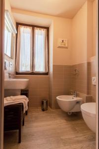 a bathroom with a sink and a toilet and a tub at Poggio dei Farinetti in Diano dʼAlba