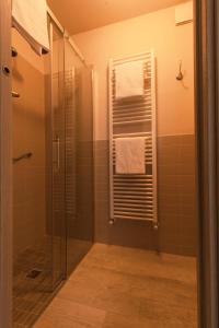 y baño con ducha y cabina de ducha acristalada. en Poggio dei Farinetti, en Diano dʼAlba