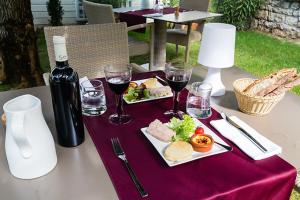 Makanan di atau berdekatan hotel